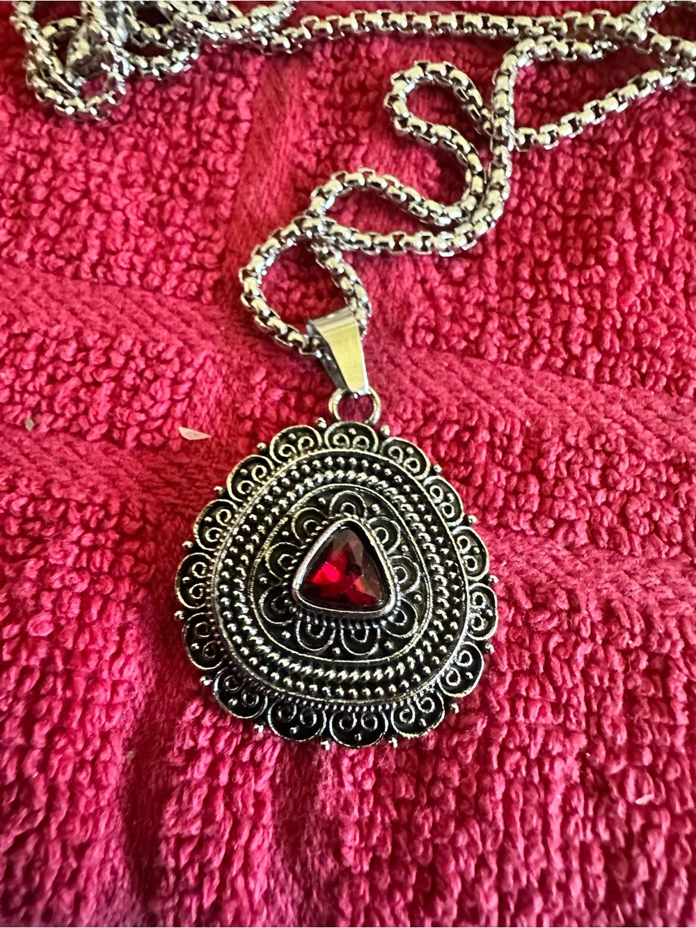 Unlisted Silver-Tone Pendant Necklace with Red Stone
